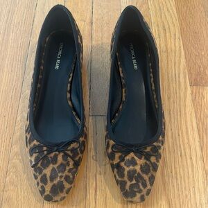 Veronica Beard Cecile leopard print slides